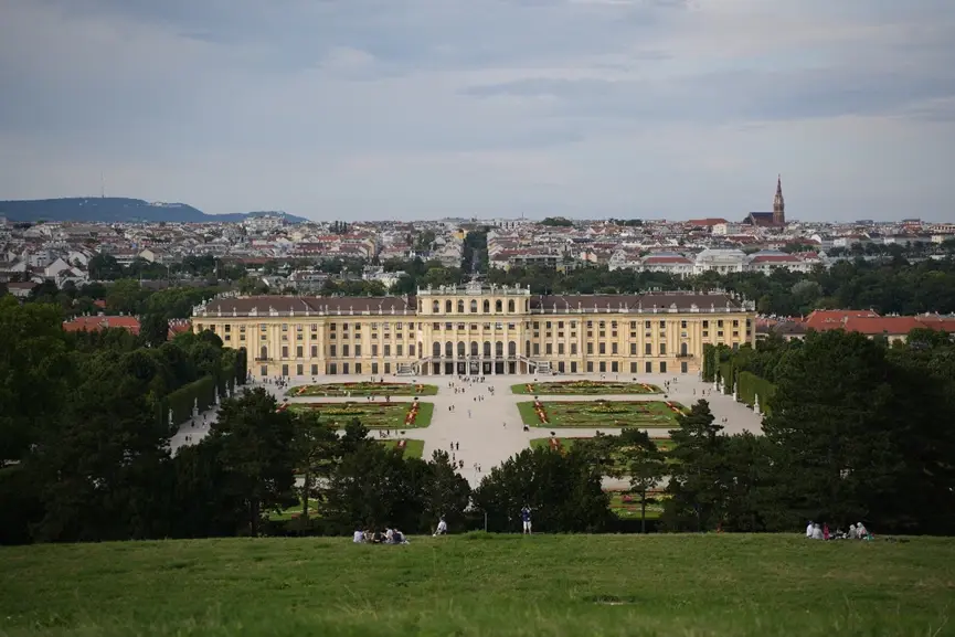 从美泉宫的后花园看维也纳市区依稀能看见曾经帝国首都的影子