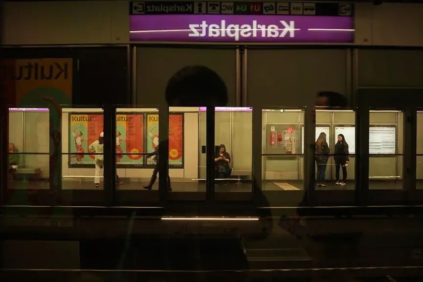 晚上在Karlsplatz站等车的人