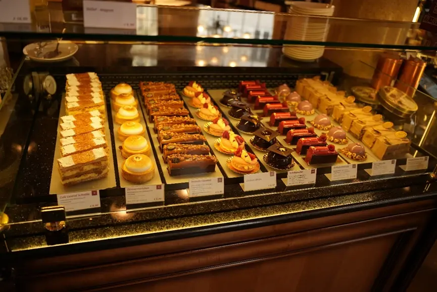 中央咖啡馆里的各式蛋糕