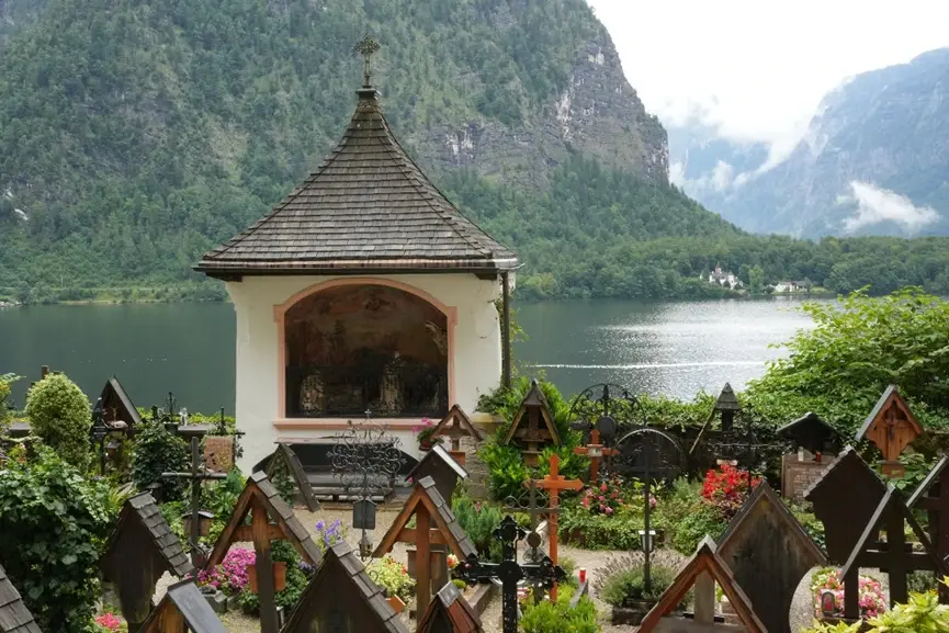 哈尔施塔特镇上的墓地