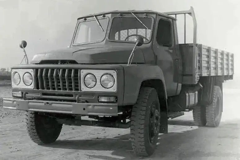 EQ140：5吨载货车，金属色灯眉，双片可开启风挡