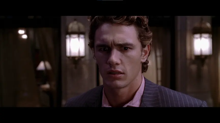 《蜘蛛侠2》中章鱼博士夜访哈利,风声、飘动的窗帘以及哈利的表情和动作将恐怖气氛直接拉满