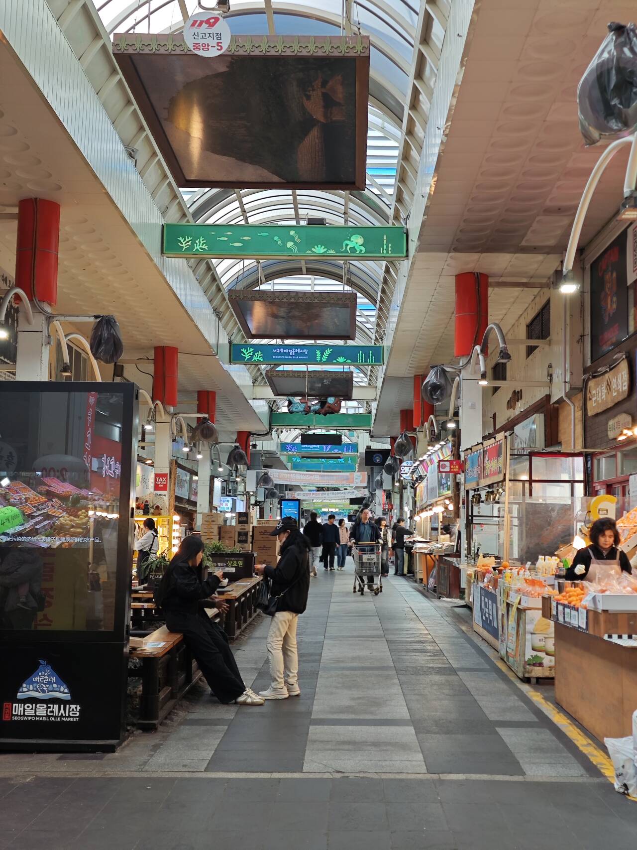 西归浦的偶来市场，非常日式的商店街的风格