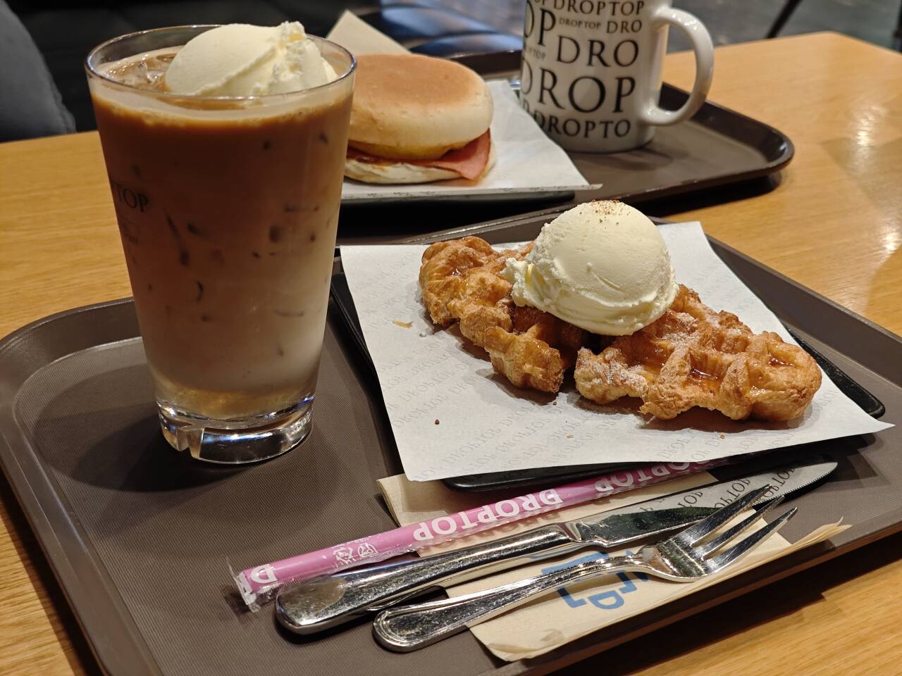 单点的拿铁和华夫饼，折人民币50元左右，当地人常吃的美式和三明治的套餐，折人民币不到20元