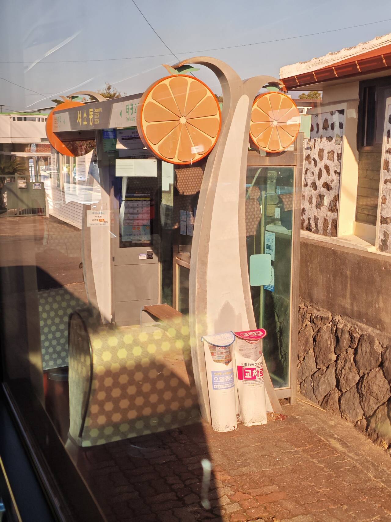 几乎所有公交车站都有屏幕来显示公交车到站时间，而且支持多种语言，橘子林附件的车站也都设计了橘子元素